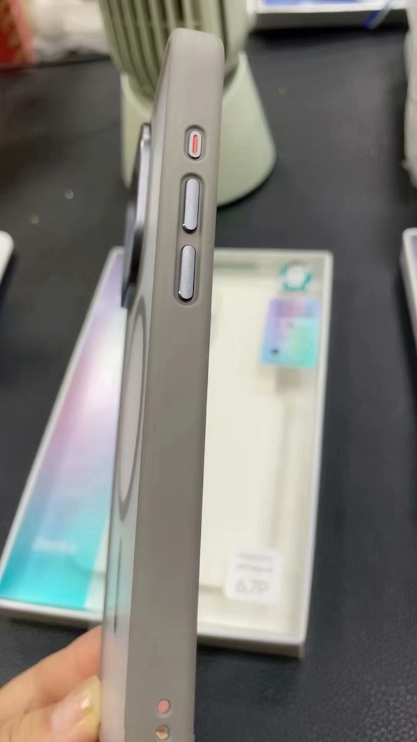 苹果 iPhone 15 Pro 机模与 iPhone 14 Pro 对比:全新固态按键 苹果 iPhone 15 Pro 机模与 iPhone 14 Pro 对比:全新固态按键