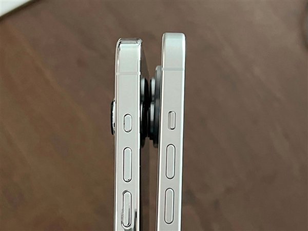 苹果 iPhone 15 Pro 机模与 iPhone 14 Pro 对比:全新固态按键 苹果 iPhone 15 Pro 机模与 iPhone 14 Pro 对比:全新固态按键
