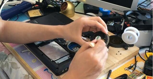 用刷子扫灰 用刷子扫灰
